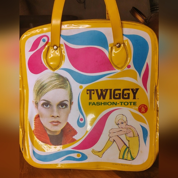 Rare 1967 Twiggy Mattel Tote Bag with Vintage Barbies & Clothes - Picture 5 of 14